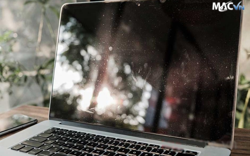 bao ve macbook khoi tray xuoc va bui ban Liệu Rằng Có Nên Dán Màn Hình Macbook Không? Ưu Điểm Của Việc Dán Màn Macbook Dán màn hình MacBook sẽ giúp bảo vệ macbook khỏi trầy xước và bụi bẩn