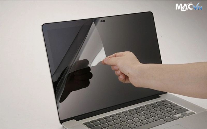 khi macbook bam bui de lau chui Những Lợi Ích Khi Dán Màn Hình MacBook Mà Bạn Nên Biết Khi MacBook bám bụi dễ lau chùi