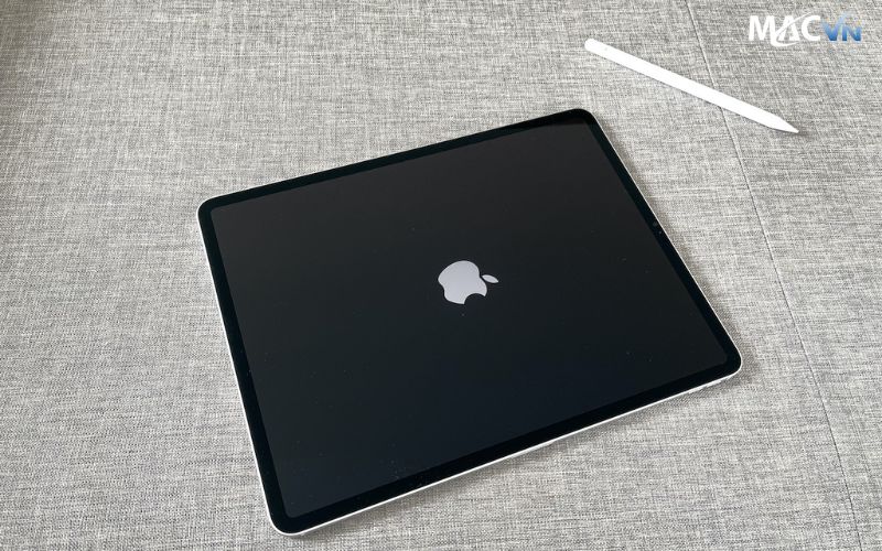 cach buoc khoi dong lai ipad pro m4 khi khong phan hoi Các Cách Sử Dụng iPad Pro M4 Đơn Giản Mà Bạn Nên Biết Cách khởi động lại iPad Pro M4 khi máy không phản hồi