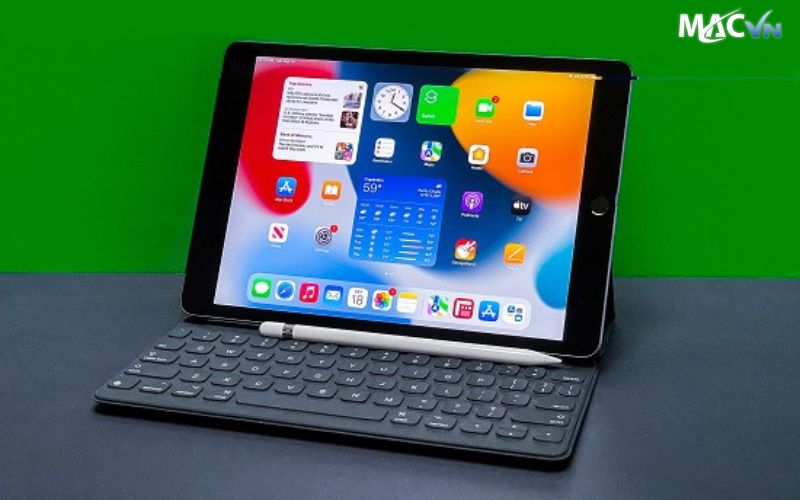  iPad Gen 9 được trang bị bút cảm ứng Apple Pencil và bàn phím Smart Keyboard