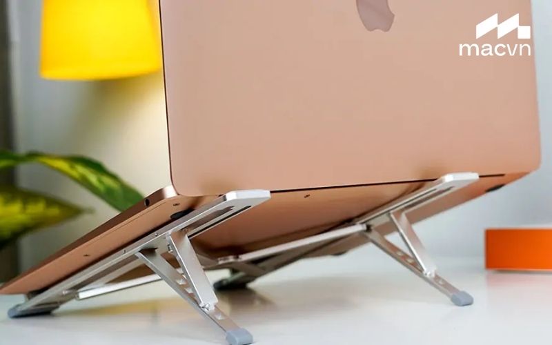 Đặt máy ở nơi thoáng khí, tránh bề mặt mềm