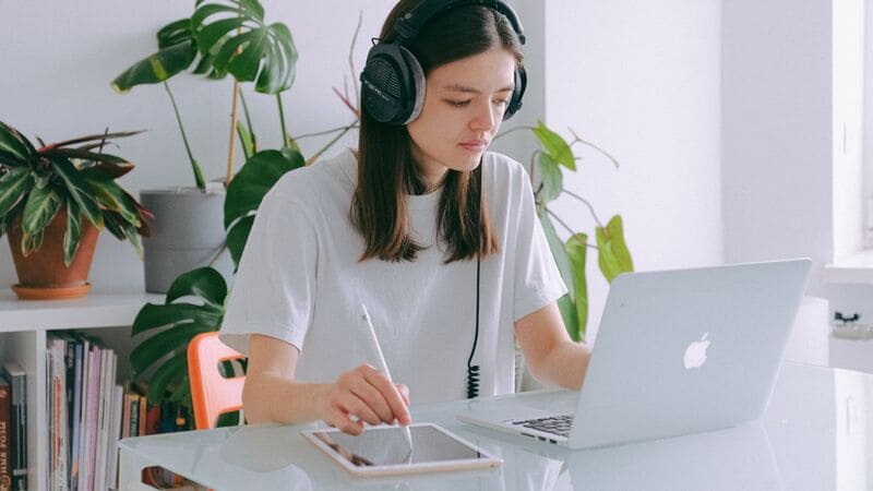 Tuỳ theo ngành nghề, bạn có thể chọn Macbook, iPad hoặc cả hai để phục vụ công việc tốt hơn Tuỳ theo ngành nghề, bạn có thể chọn Macbook, iPad hoặc cả hai để phục vụ công việc tốt hơn
