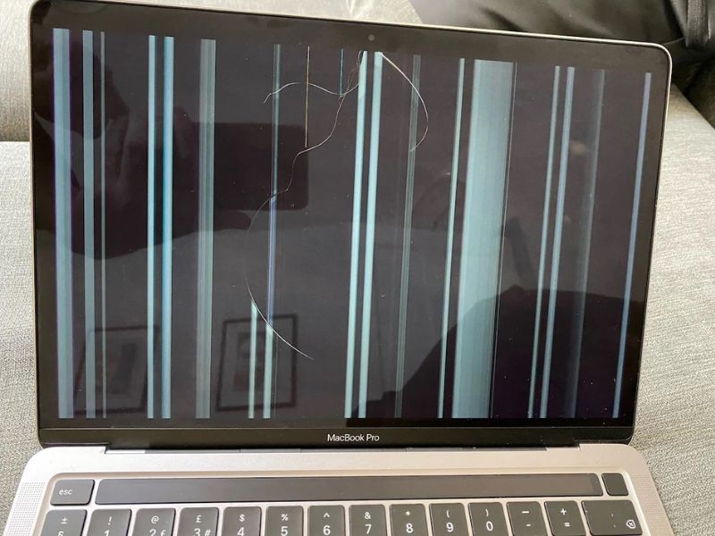 Macbook bị sọc ngang, dọc gây ra nhiều phiền toái khi sử dụng Macbook bị sọc ngang, dọc gây ra nhiều phiền toái khi sử dụng