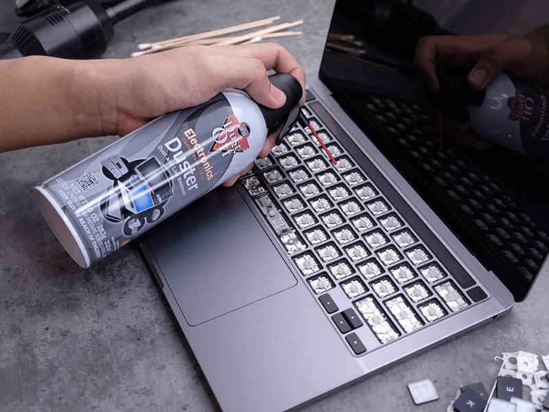 Sử dụng bình khí nén để làm sạch bàn phím sâu hơn