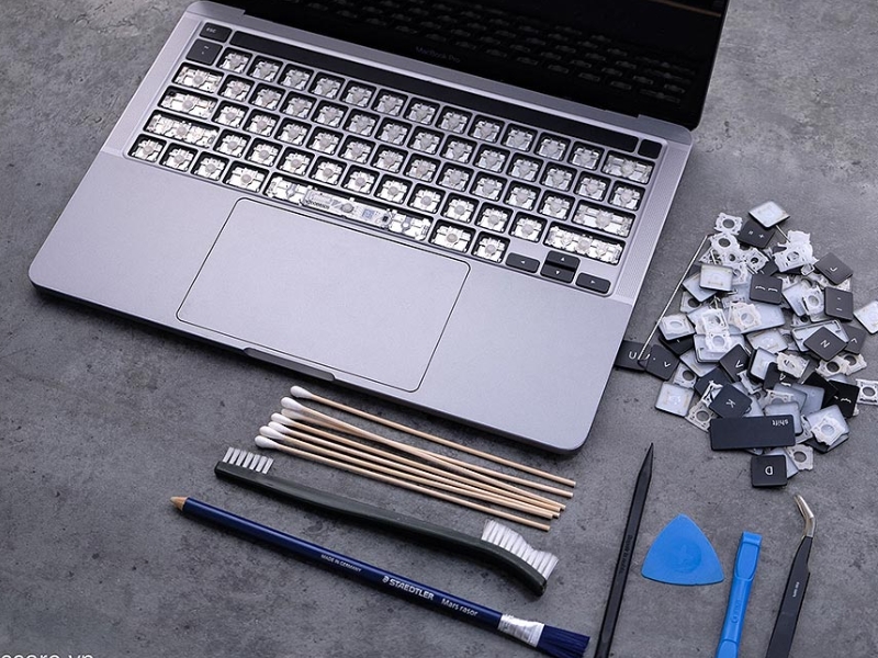Chuẩn bị đầy đủ dụng cụ vệ sinh bàn phím Macbook trước khi thực hiện các thao tác