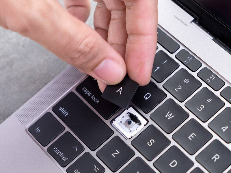Lắp lại keycaps vào bàn phím và kiểm tra lại tất cả các phím