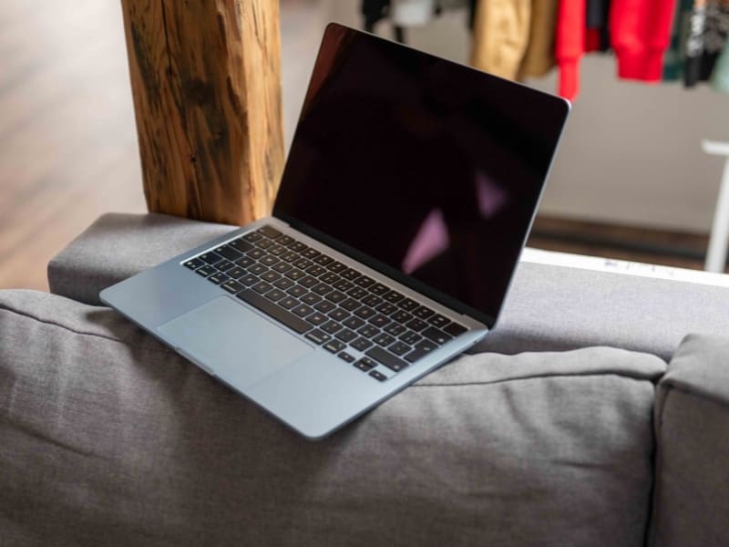 Macbook Air 13inch 2025 M4 mỏng nhẹ, xử lý đa nhiệm mượt mà