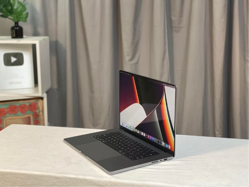 MacBook Pro 16 inch M1 2021 - USED sở hữu màn hình lớn với thời lượng pin lên đến 21 giờ