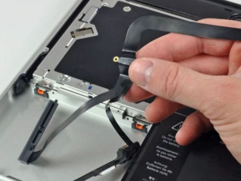 Có nhiều nguyên nhân dẫn đến tình trạng sọc màn hình Macbook Có nhiều nguyên nhân dẫn đến tình trạng sọc màn hình Macbook