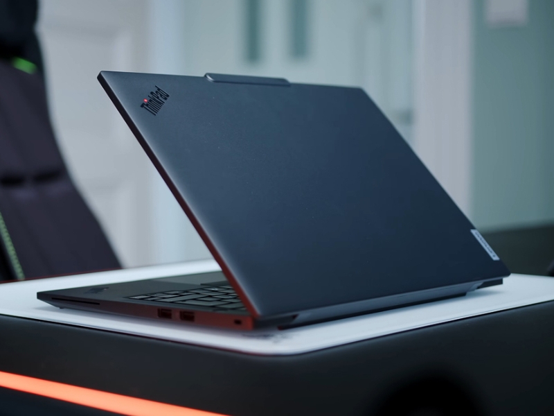 Thinkpad T14s Gen 6 có thiết kế mỏng nhẹ dễ mang theo khi di chuyển Thinkpad T14s Gen 6 có thiết kế mỏng nhẹ dễ mang theo khi di chuyển