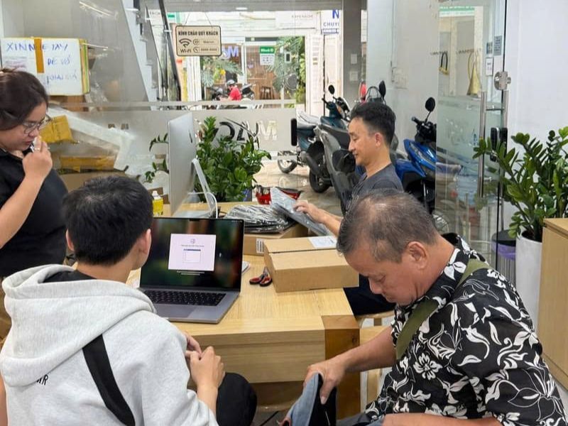 Đội ngũ kỹ thuật viên MACVN đang tiến hành kiểm tra và thu mua laptop cũ Quận 6