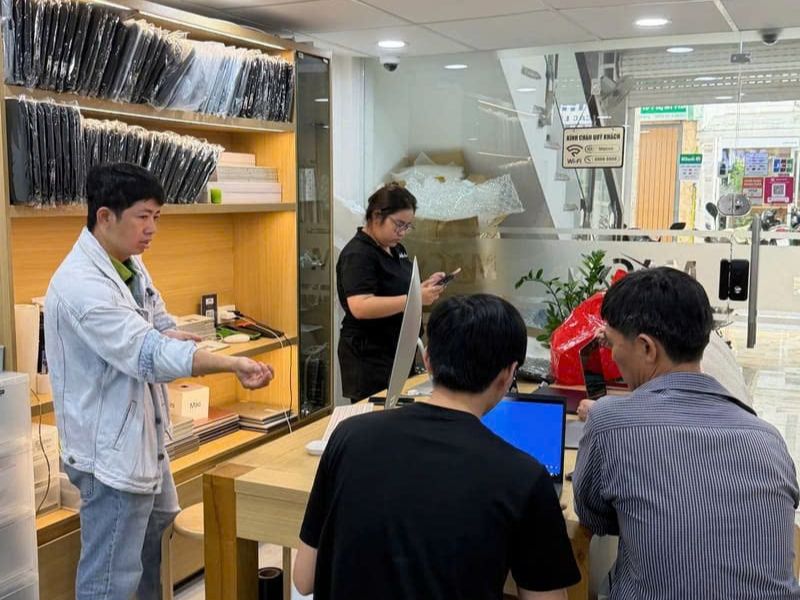 Khách hàng đang trực tiếp theo dõi quy trình kiểm tra máy tại cửa hàng của MACVN Khách hàng đang trực tiếp theo dõi quy trình kiểm tra máy tại cửa hàng của MACVN