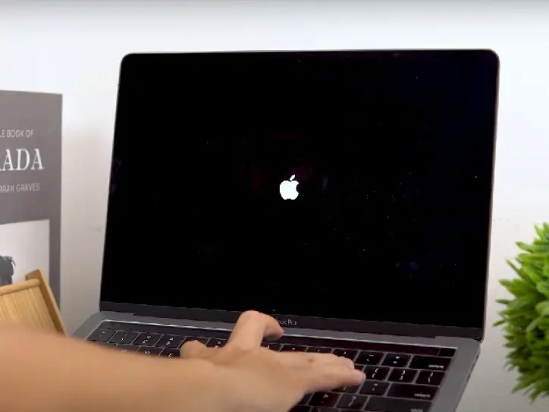 Thực hiện khởi động lại Macbook để đặt lại các thiết lập mạng tạm thời