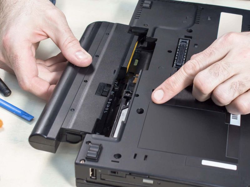 Kỹ thuật viên kiểm tra linh kiện bên trong để định giá thu mua laptop cũ chính xác