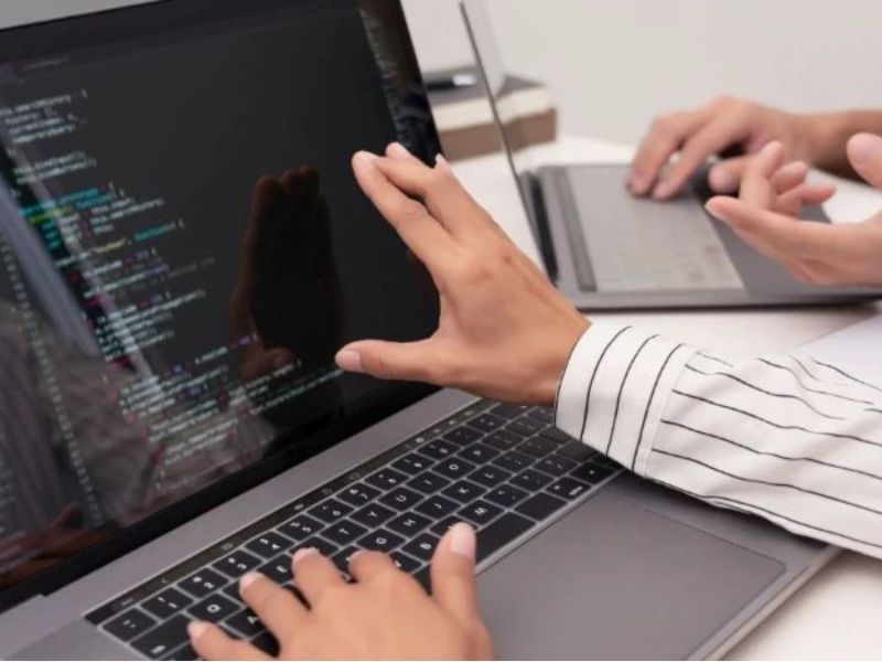 Kỹ thuật viên xem và phân loại tình trạng máy khi thu mua laptop cũ Quận 6