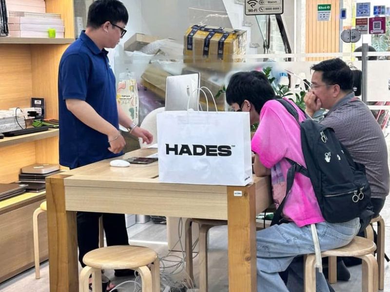 Nhân viên MACVN đang định giá và thực hiện thu mua laptop cũ Tân Bình Nhân viên MACVN đang định giá và thực hiện thu mua laptop cũ Tân Bình