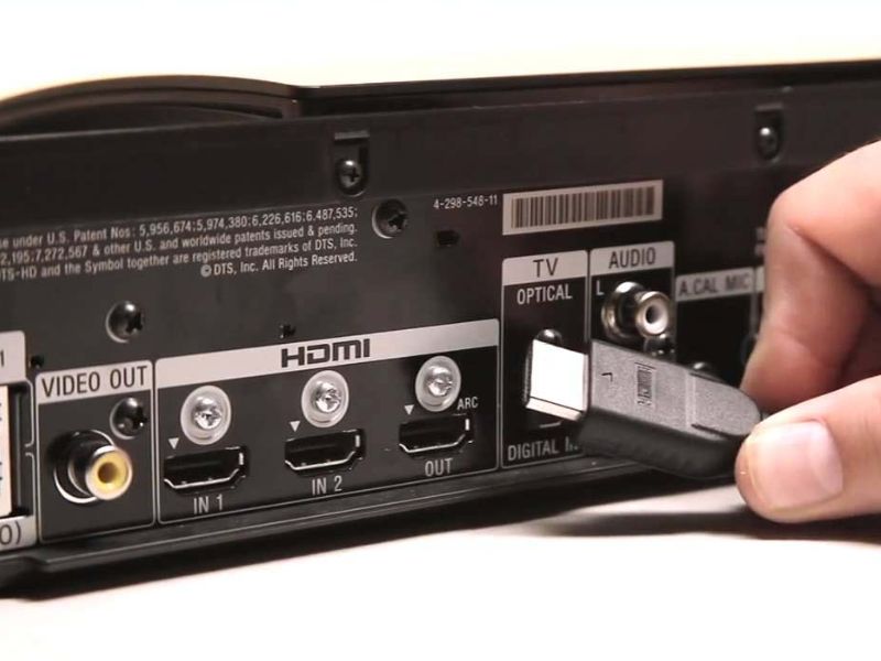Cắm dây nguồn vào thiết bị HDMI không dây, sau đó cắm đầu HDMI vào máy chiếu Cắm dây nguồn vào thiết bị HDMI không dây, sau đó cắm đầu HDMI vào máy chiếu