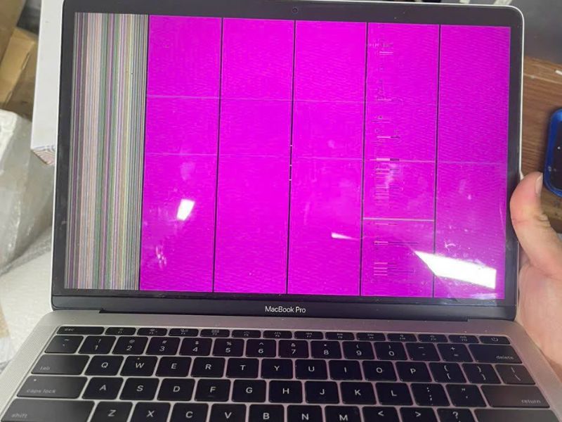 Cáp màn hình MacBook hư hỏng khiến hệ thống gặp hiện tượng chập chờn khi gập mở