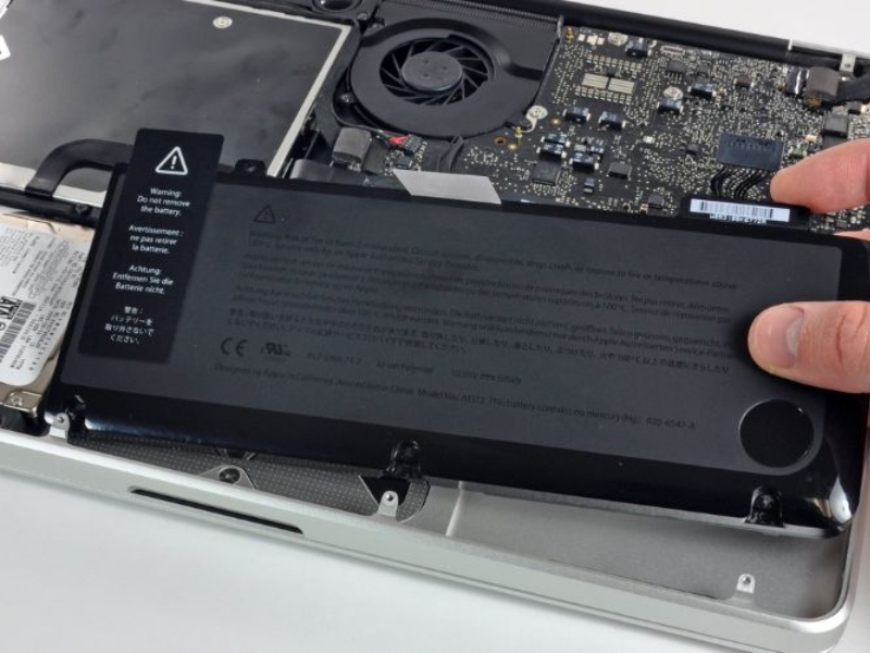 Chuyên viên kỹ thuật tại MACVN thực hiện thay pin Macbook theo quy trình rõ ràng Chuyên viên kỹ thuật tại MACVN thực hiện thay pin Macbook theo quy trình rõ ràng