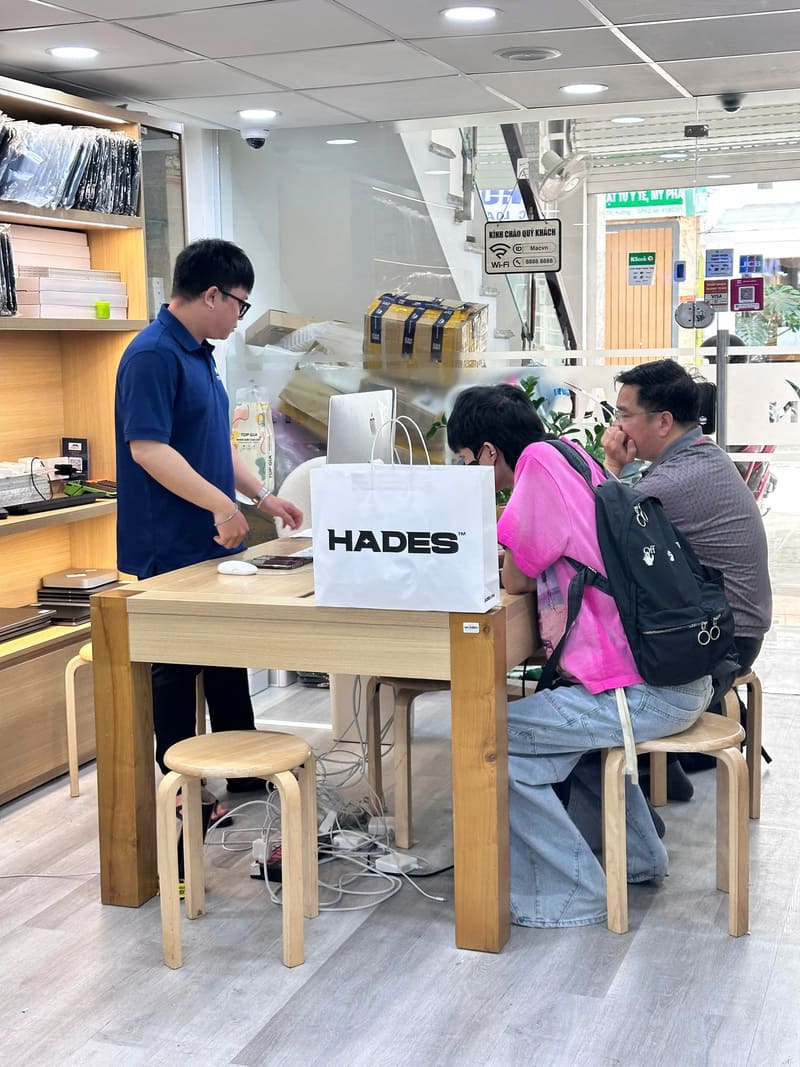 Kỹ thuật viên MACVN kiểm tra cáp màn hình MacBook cẩn thận