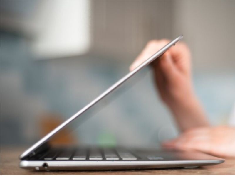 Luôn mở Macbook từ giữa màn hình để lực phân bổ đều, tránh tạo áp lực lên một bên bản lề