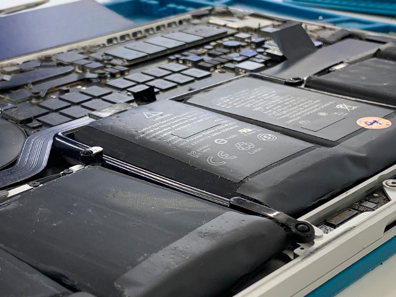 Nên thay pin Macbook khi pin bị phù để đảm bảo an toàn khi sử dụng máy