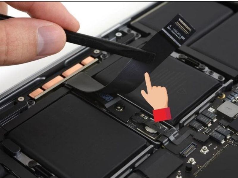 Toàn bộ quy trình thay cáp màn hình Macbook được thực hiện cẩn trọng, tỉ mỉ