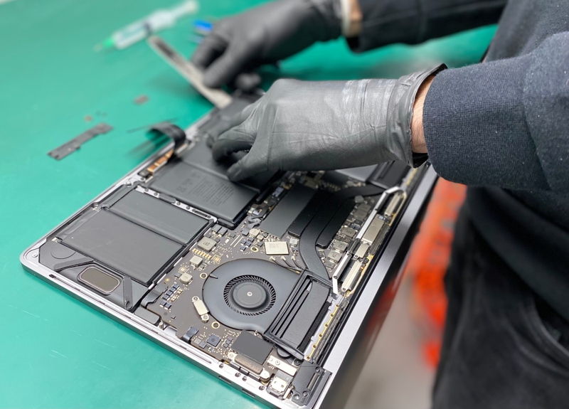 Quy trình thay pin Macbook được thực hiện bởi đội ngũ kỹ thuật chuyên nghiệp Quy trình thay pin Macbook được thực hiện bởi đội ngũ kỹ thuật chuyên nghiệp