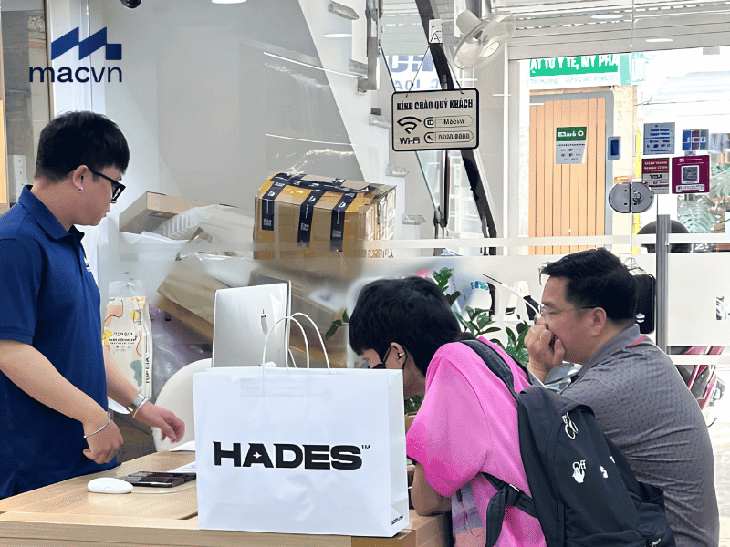 Kỹ thuật viên MACVN kiểm tra tình trạng màn hình MacBook