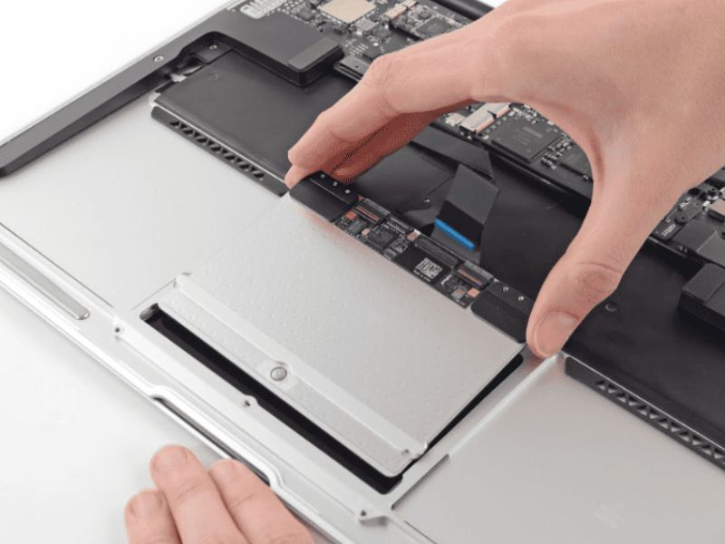 Chọn trung tâm uy tín giúp giảm rủi ro khi sửa MacBook
