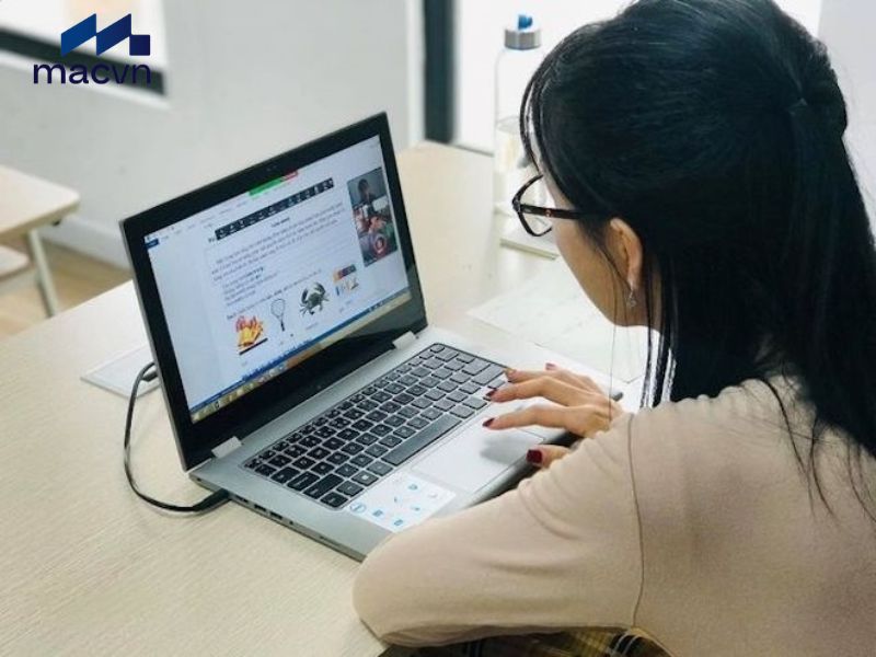 Giáo viên dùng laptop để dạy học trực tuyến