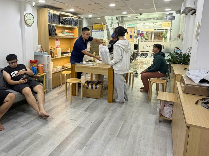 Khách hàng đến lên đời máy tại MACVN