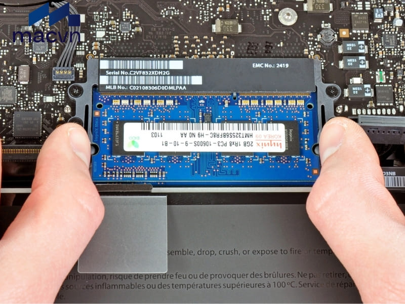 Bạn nên chọn RAM từ 16GB và SSD 512GB để đáp ứng nhu cầu văn phòng lâu dài Bạn nên chọn RAM từ 16GB và SSD 512GB để đáp ứng nhu cầu văn phòng lâu dài