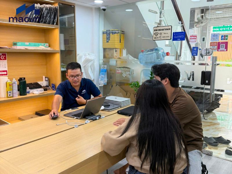 Nhân viên tư vấn mua MacBook cho khách hàng tại MACVN